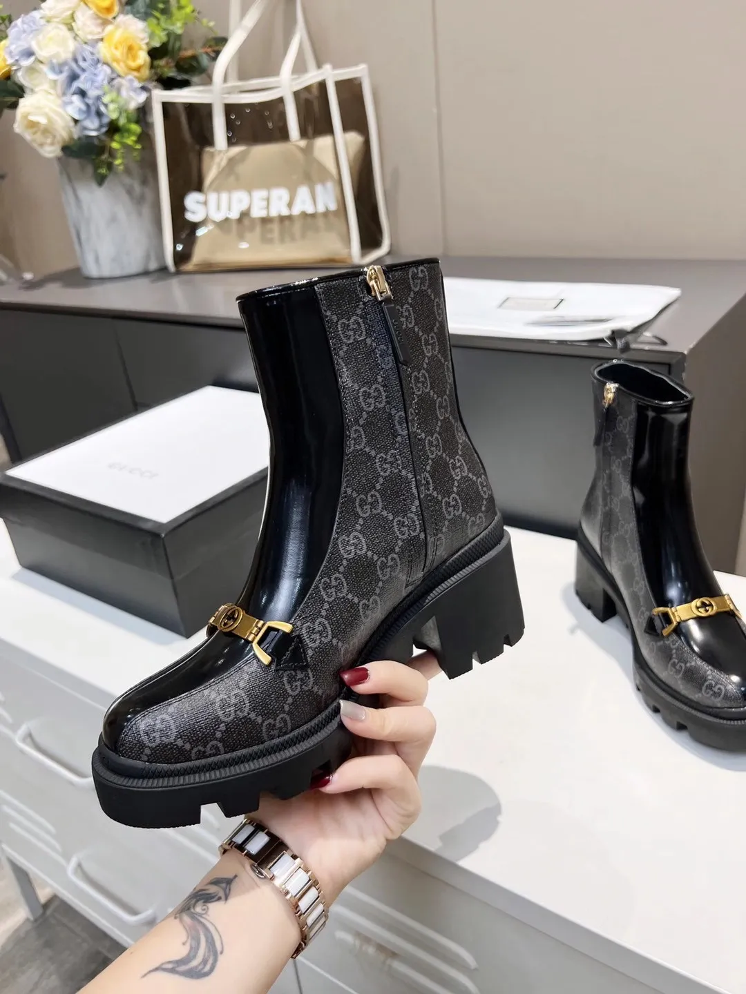 👟👟Ex-factory price 540👟👟 The new version of GUCCI is on sale...🔥 It has a retro British style and is decorated with metal LOGO on the front. Heel height: 6cm Fabric: Open edge beads ➕Special material, lining/foot pads: upgraded cowhide 🐂 Color: black Size: 34-40. (34 and 41 42 need to be customized) Packaging: Comes with card and cloth bag.